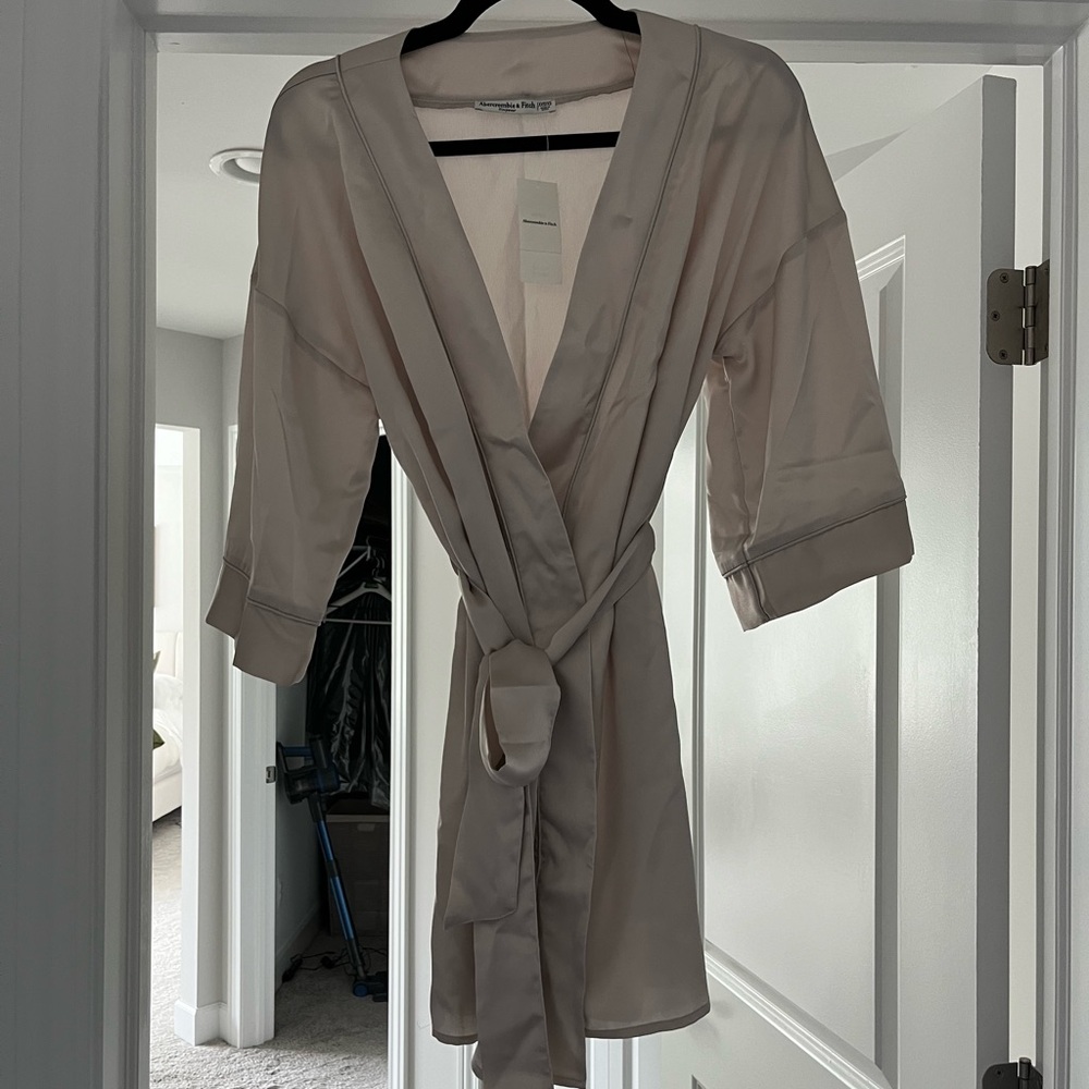 Abercrombie & Fitch ivory satin robes (7)